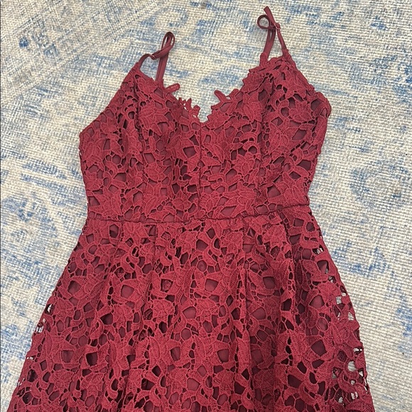 Elegant Burgundy Lace Dress - Picture 2 of 5